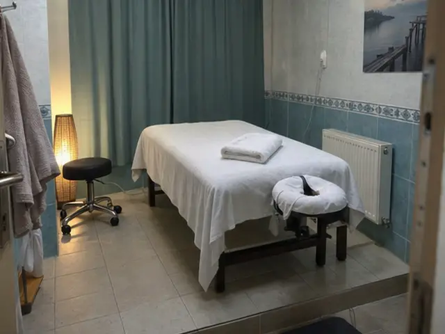 Mavi perdeli odada masaj masası ve tabure — Firuzağa, Masaj Salonun