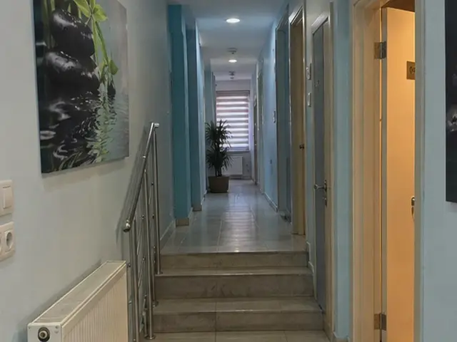Açık renk koridor ve odalara çıkan merdiven — Firuzağa, Masaj Salonun